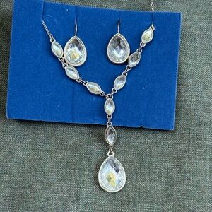 New in box. Avon 2008 MOD FACETED NECKLACE & EARRING GIFT SET